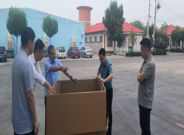 李總協(xié)同供應(yīng)部、青島合興包裝廠(chǎng)進(jìn)行現(xiàn)場(chǎng)研究探討