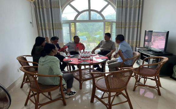 工信局吳局長(zhǎng)、備案科董科長(zhǎng)及秦皇臺(tái)陳鄉(xiāng)長(zhǎng)、應(yīng)急辦主任等一行對(duì)健達(dá)項(xiàng)目建設(shè)進(jìn)行實(shí)地考察